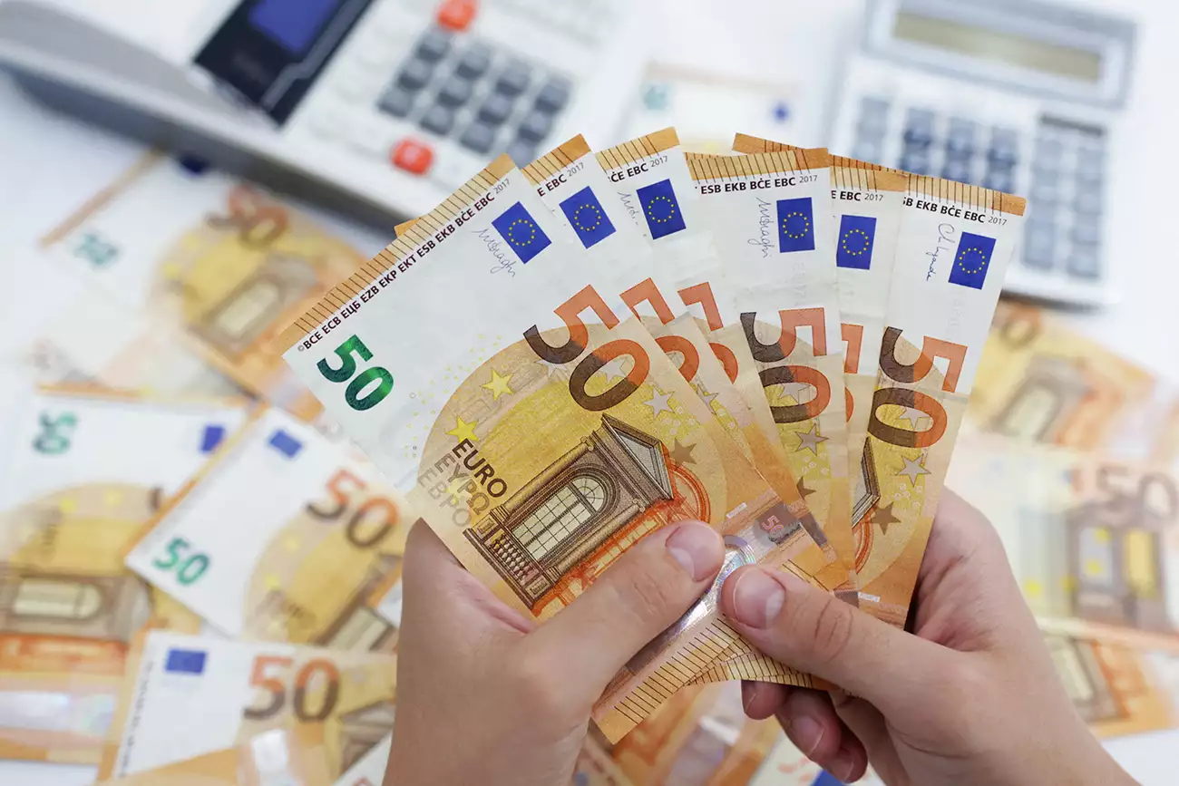 euro-money-lefta-xartonomismata-reuters